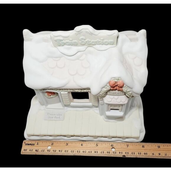 Enesco Precious Moments Sugar Town Lighted Village Train Station Depot Retired - Picture 6 of 10